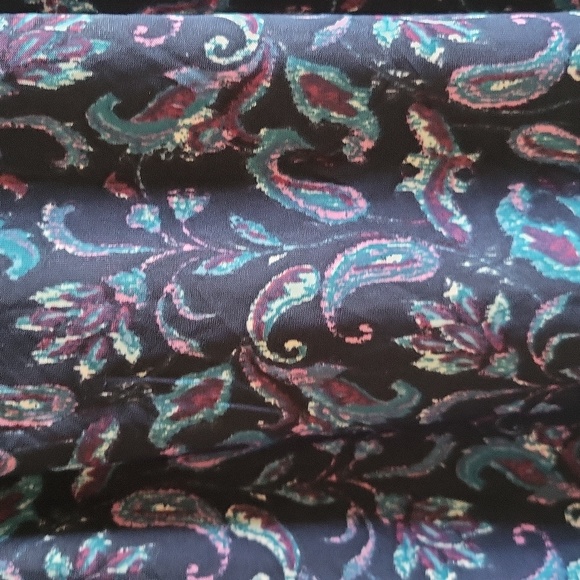 Ava & Grace. Paisley top. Flutter sleeves. Size Small. - Picture 11 of 11